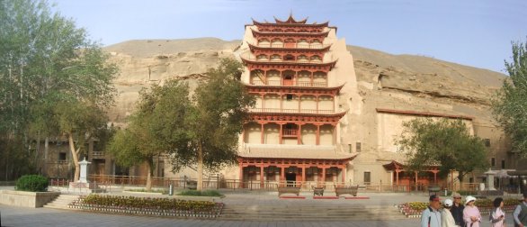 Les Grottes de Mogao. La structure abrite une immense statue du Bouddha. Les Grottes de Mogao. La structure abrite une immense statue du Bouddha.