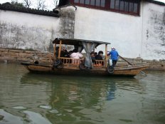 Les canaux de Tongli attirent les touristes. Les canaux de Tongli attirent les touristes.