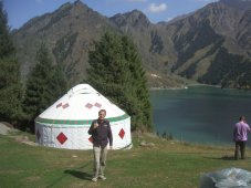 Le Lac Tian Chi et une yourte kazakhe, dans les les montagnes proches de Urumqi.