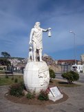 Statue de Diogène à Sinop : lanterne, tonneau et chien