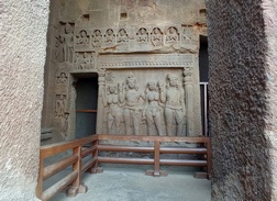 Grottes de Kanheri, creusées et sculptées. Il y a une bonne centaine de ces grottes. Grottes de Kanheri, creusées et sculptées. Il y a une bonne centaine de ces grottes.