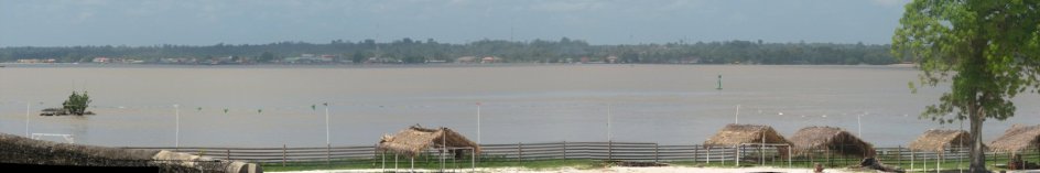 Le Fleuve Maroni vu depuis Saint-Laurent-du-Maroni ; de l'autre côté c'est la ville d'Albina et le Suriname.
