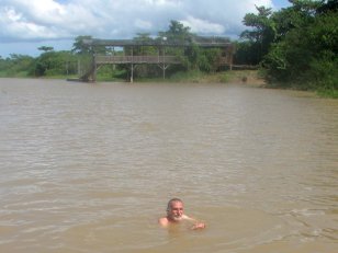 Baignade dans la Rivière de Kaw (en saison sèche)