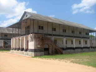 Le Bagne de Saint-Laurent-du-Maroni ; un des bâtiments bien conservés.