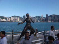 La statue de Bruce Lee se trouve à Tsim Sha Tsui (extrémité de la Péninsule de Kowloon). La statue de Bruce Lee se trouve à Tsim Sha Tsui (extrémité de la Péninsule de Kowloon).