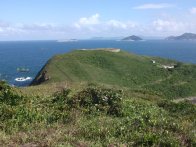 Tung Lung Chau est une petite île à l'Est de l'ïle de Hong Kong. Elle est proche du continent. Tung Lung Chau est une petite île à l'Est de l'ïle de Hong Kong. Elle est proche du continent.