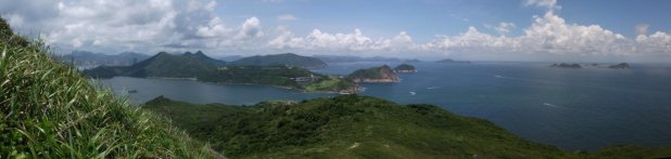 On voit bien le continent à l'arrière-plan, au Nord de Tung Lung Chau.