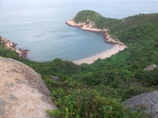 Cheung Chau est au Sud-Est de la grande île de Lantau. Le centre de cette petite île en forme de diabolo est relativement peuplé.