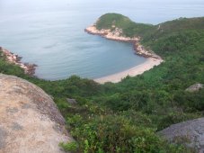 Cheung Chau est au Sud-Est de la grande île de Lantau. Le centre de cette petite île en forme de diabolo est relativement peuplé. Cheung Chau est au Sud-Est de la grande île de Lantau. Le centre de cette petite île en forme de diabolo est relativement peuplé.