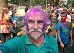 Holi, le Festival des couleurs, sur le campus. C'est aussi la Fête du Printemps. Holi, le Festival des couleurs, sur le campus. C'est aussi la Fête du Printemps.