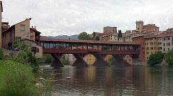 Le pont de Bassano (Pont des Alpins) sur le fleuve Brenta. Bassano del Grappa