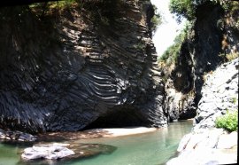 Les Gorges de l'Alcantara sont du côté Nord de l'Etna., près de Francavilla Gorges de l'Alcantara