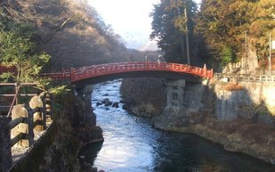 Le Shinkyō sur la Rivière Daiya à Nikkō. Le pont a été reconstruit en 1904 après sa destruction par une crue de la rivière.