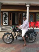 Yousaf et la Royal Enfield Bullet. J'étais le passager. Yousaf et la Royal Enfield Bullet. J'étais le passager.