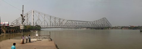 Le pont métallique de Howrah, sur le Hooghly qui est un bras du Gange Le pont métallique de Howrah, sur le Hooghly qui est un bras du Gange
