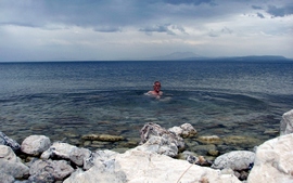 Le Lac de Van est le plus grand lac de Turquie. Situé à 1645 m, ses eaux sont très alcalines (pH 10): on n'a pas besoin de savon. Lac de Van, lac très alcalin à 1645 m d'altitude