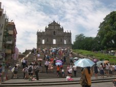 Je suis allé à Macao en hydroptère depuis Hong Kong. Ma photo représente ce qui reste de l'Église de la Mère de Dieu (Igreja da Madre de Deus) dans le quartier historique de Macao (lieu connu comme Ruines de Saint-Paul).