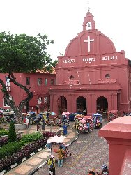 L'église date du temps des Hollandais (1753). Les rickshaws attendent les touristes. Malacca