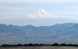 Le Mont Ararat, aussi appelé Ağrı Dağı en Turc, Արարատ en Arménien est un volcan au repos Le Mont Ararat aussi appelé Ağrı Dağı en Turc