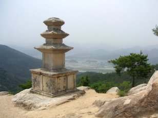 Quand j'étais à Gyeongju, j'allais souvent marcher le dimanche sur Namsan. Quand j'étais à Gyeongju, j'allais souvent marcher le dimanche sur Namsan.