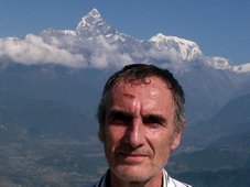 Le Machapuchare (6993 m) est une montagne sacrée. J'ai eu une petite blessure pendant le voyage en bus. Le Machapuchare (6993 m) est une montagne sacrée. J'ai eu une petite blessure pendant le voyage en bus.