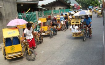 Vélos Taxis. La plupart des taxis sont motorisés.