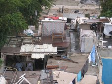 Mes voisins pakistanais et afghans. Après ma mission ce type d'habitat a été repoussé très loin du centre ville. Mes voisins pakistanais et afghans. Après ma mission ce type d'habitat a été repoussé très loin du centre ville.