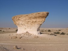 Formation rocheuse dans l'ouest du pays. Le Qatar est très plat, avec un point culminant vers 130 m. Formation rocheuse dans l'ouest du pays. Le Qatar est très plat, avec un point culminant vers 130 m.