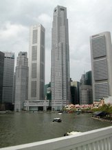 La place manque à Singapour, et on construit en hauteur. Des espaces verts sont quand même conservés.