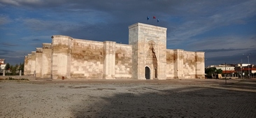 Le caravansérail de Sultanhani, bâti au 13ème siècle Le caravansérail de Sultanhani, bâti au 13ème siècle
