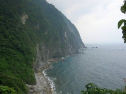 La chaîne de montagne arrive jusqu'à la mer du côté Est de l'Île