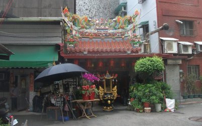 Un petit temple au centre de Taipei Un petit temple au centre de Taipei