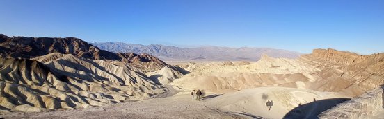 Zabriskie Point et la Vallée de la Mort (Death Valley) à l'arrière-plan Zabriskie Point et la Vallée de la Mort (Death Valley) à l'arrière-plan
